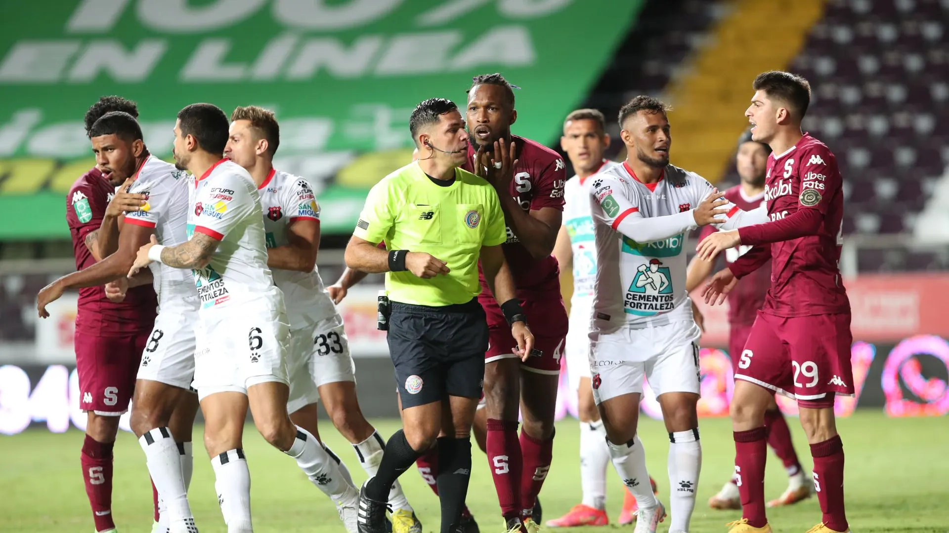 Reconocido árbitro tico fue visto con la camiseta de Saprissa y confesó la verdad del polémico caso