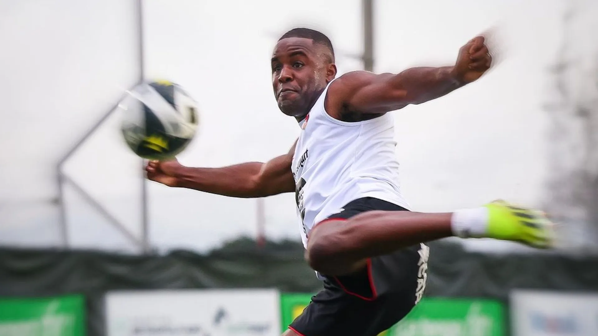 Joel Campbell celebró un título obtenido desde su casa. (Foto: Instagram)