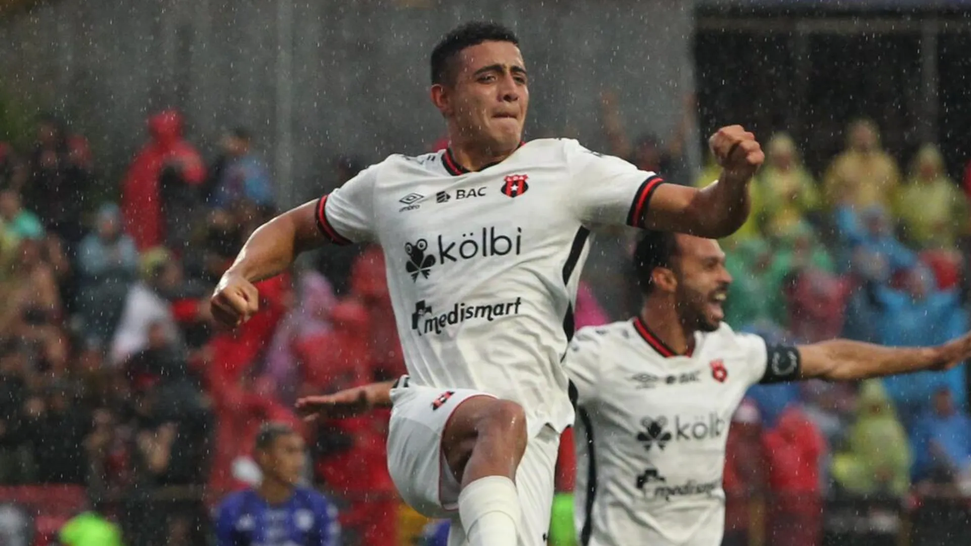 "Nunca me soltó la mano": Daniel Chacón sigue en Alajuelense y le agradeció a la persona que lo respaldó en su peor momento