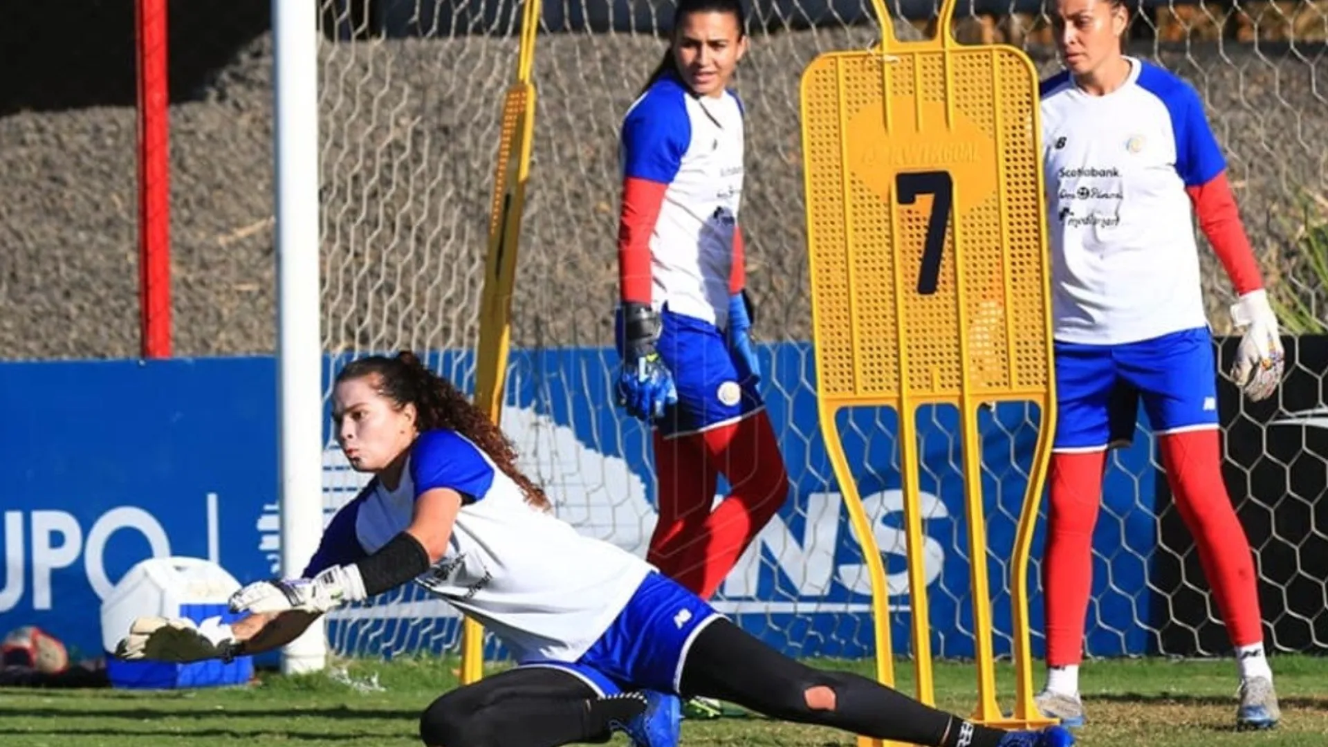 Portera de la Sele femenina hace reclamo a la Fedefut