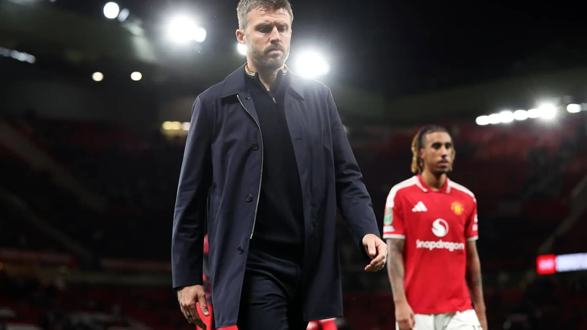 Michael Carrick bajo escrutinio: Oliver Kay advierte que el camino de Arteta no garantiza una transformación duradera en Manchester United