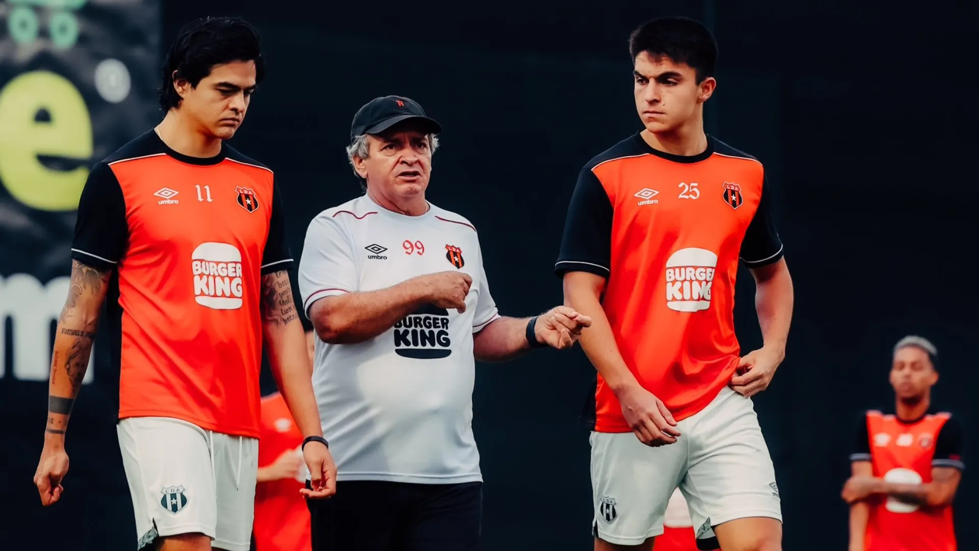 "Mala decisión”: figura de Alajuelense manda el mensaje que golpea al Machillo Ramírez en el peor momento