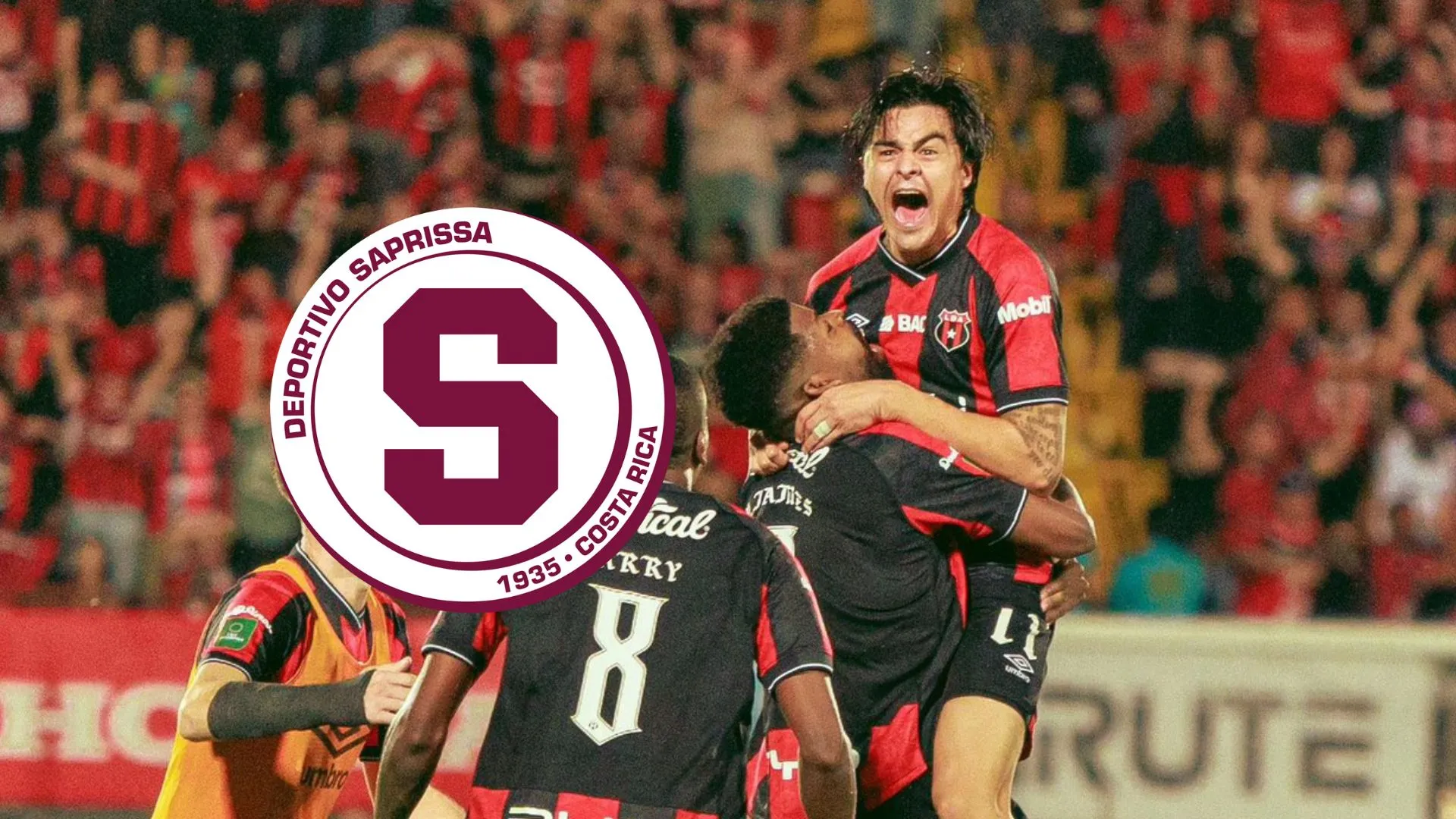Alajuelense festeja su gol.