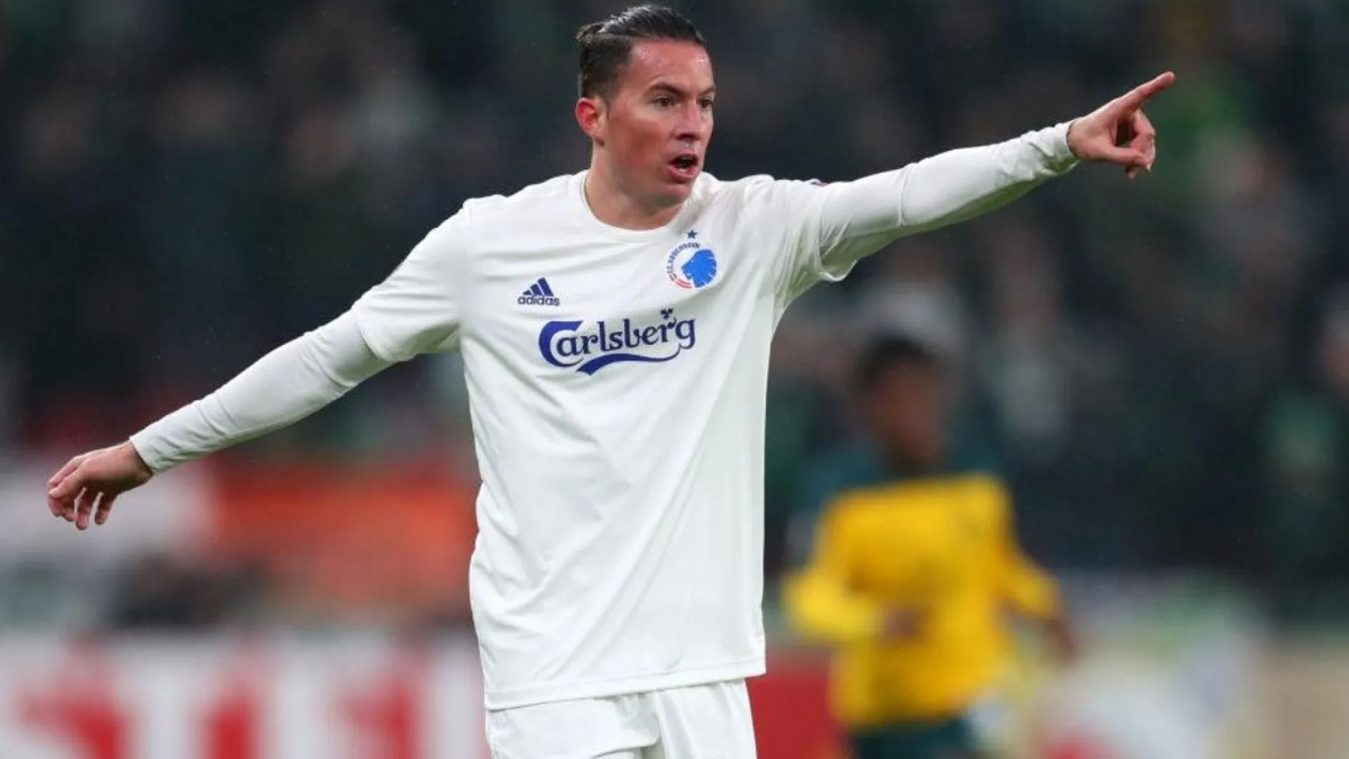Bryan Oviedo se va del Copenhaguen