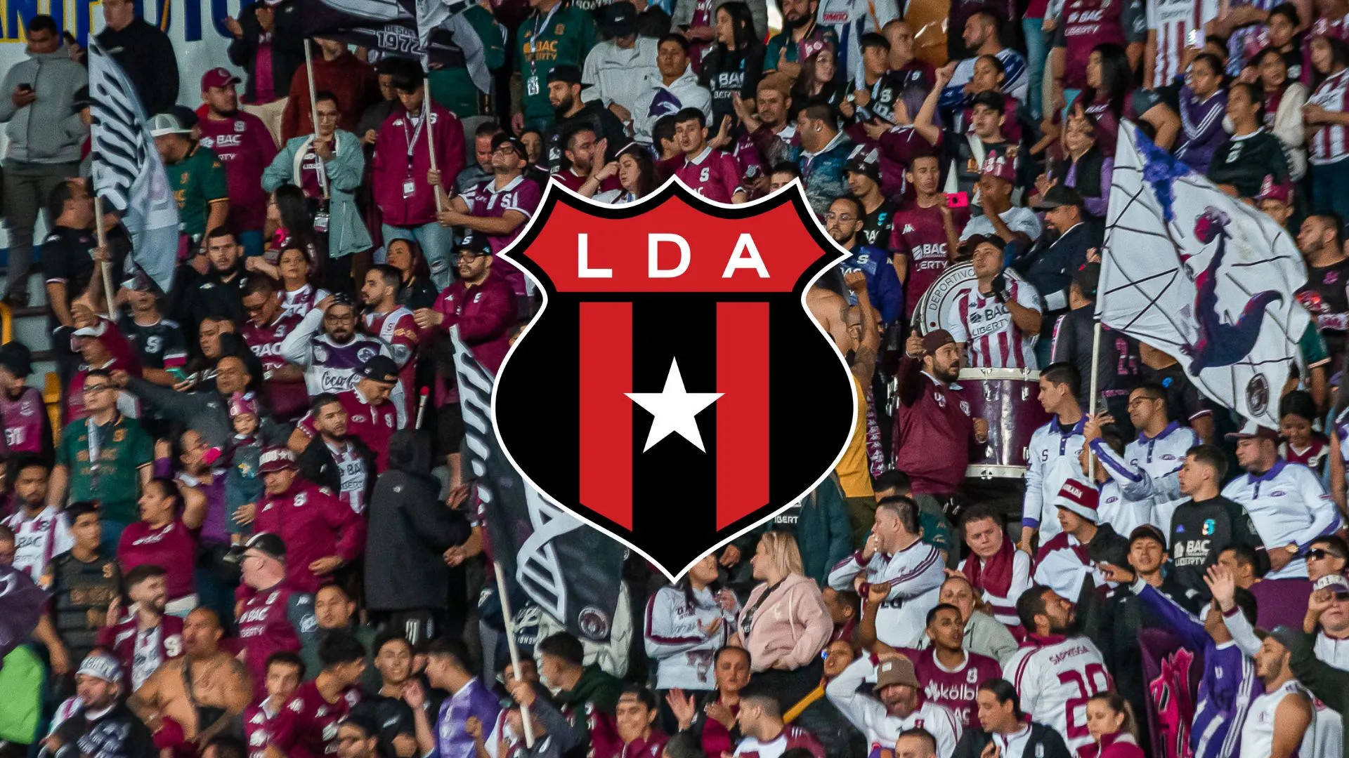 Escudo de Alajuelense y la afición de Saprissa.