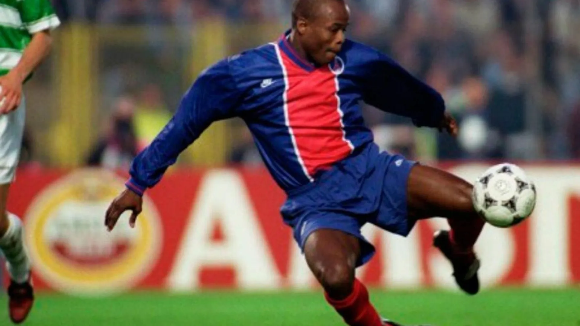 El PSG se acordó de Julio Dely Valdés en su cumpleaños