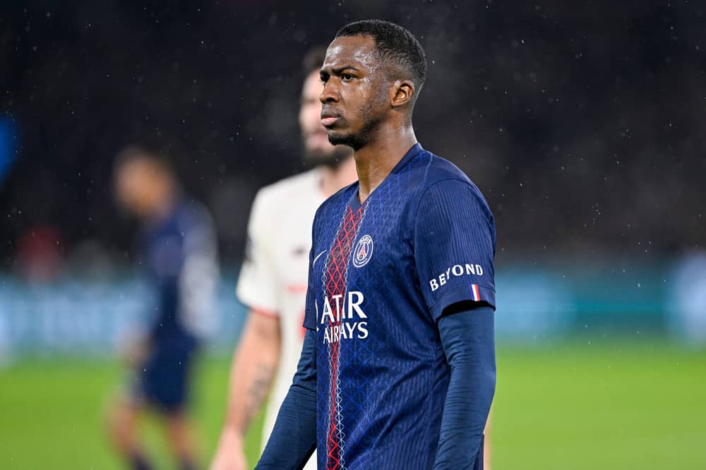 Arsenal y Manchester City monitorean a Willian Pacho, el defensor del PSG que aparece en el radar para enero