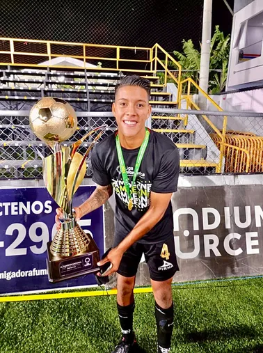 Orlando Galo con el título 29 del Team en mano. (
