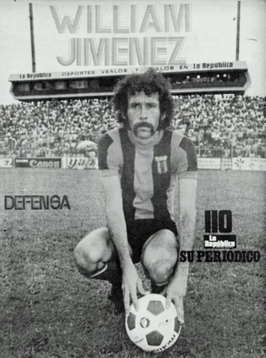 William Jiménez, posando con la bola durante su paso por Alajuelense. (
