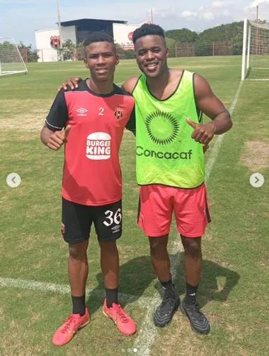 Feliciano con Joel Campbell. (