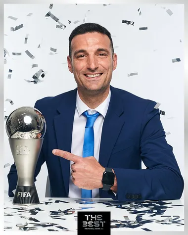 Lionel Scaloni con el premio The Best a Mejor Entrenador Masculino del 2022 (