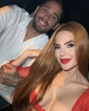 Jonathan Moya junto a su prometida (Instagram).