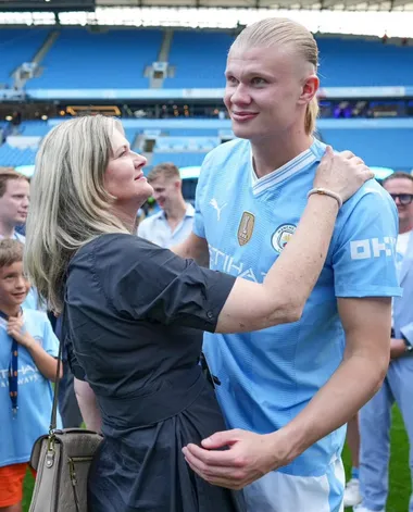 Gry Marita Braut y su hijo, el máximo goleador histórico de Noruega (Facebook).