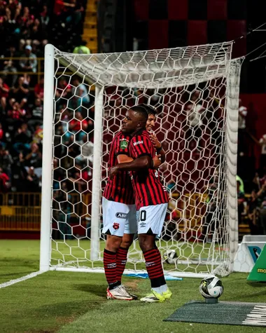 Campbell y Zaldívar, un abrazo de miles de dólares en Alajuelense. (Alajuelense)