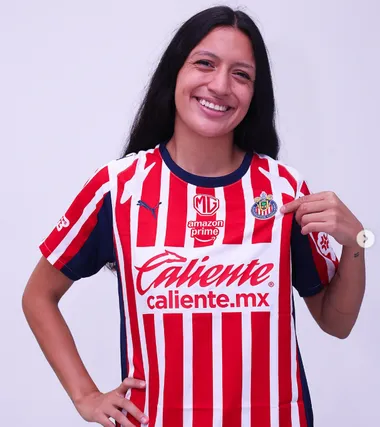 Samantha Archila con la camisola de las Chivas.