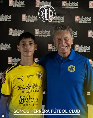 Daniel Castro junto a Jorge Alvial, quien recomendó a la joya panameña. (