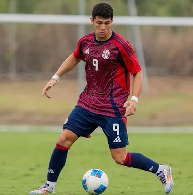 Esteban Cruz pasó varios clubes en los últimos meses (X).