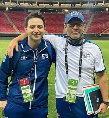 Gerson y Hugo Pérez posando juntos, durante su paso por El Salvado. (