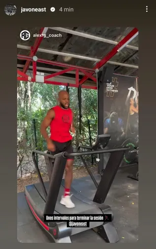 Javon East se mantiene en forma mientras está abocado en definir dónde jugará en 2025. (