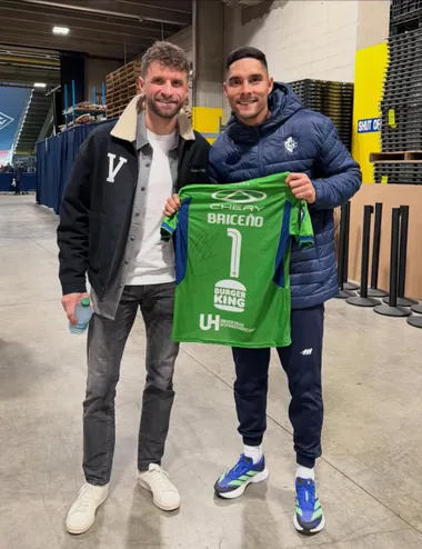 Thomas Muller le firmó la camiseta a Kevin Briceño. (