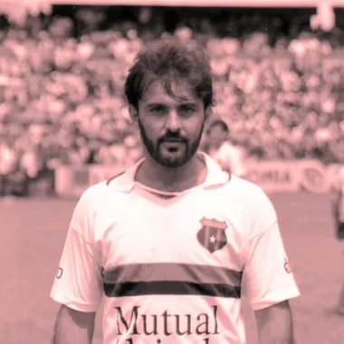 Álvaro Solano con la camiseta de Alajuelense.