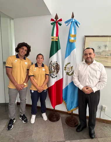 Carrasquilla posa junto a la delantera paraguaya Fátima Acosta, que será refuerzo de Pumas Femenil. (