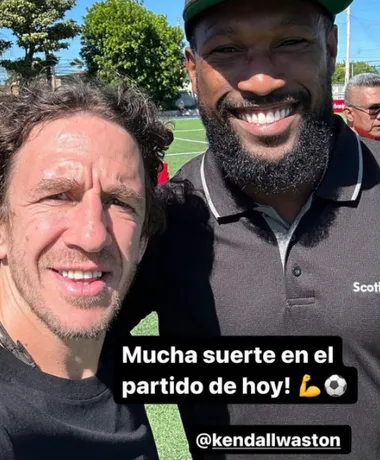 Puyol junto a Waston 