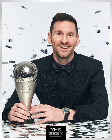 Lionel Messi con el premio The Best a Mejor Futbolista del 2022 (