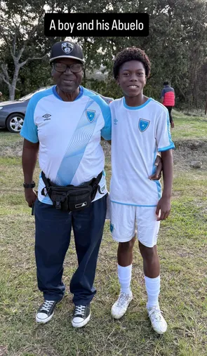 Matthew posa junto a su abuelo, el histórico David Stokes. (