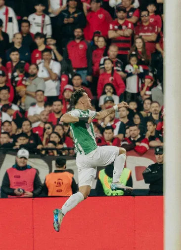 Rodrigo Auzmendi celebrando el triunfo de Banfield en Newell´s (