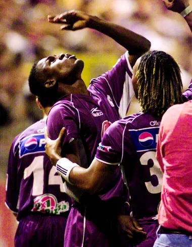 "Winyi" Robinson celebrando uno de sus goles como morado (La Nación).