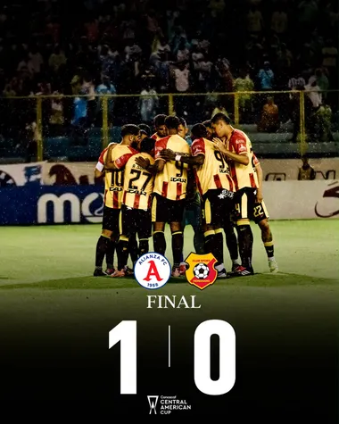 Herediano viene golpeado. (Instagram)
