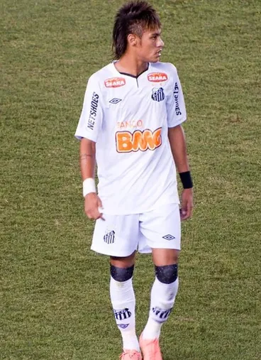 Neymar con la camiseta del Santos.