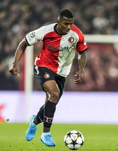 Jeyland Mitchell durante su debut en Feyenoord. (