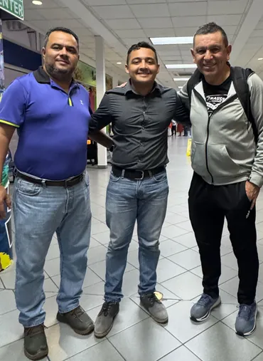De izquierda a derecha Javier Cruz, Maynor Sigüenza y el entrenador David Patiño