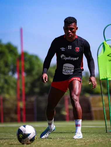 Luis Díaz estará al menos tres meses de baja. (Alajuelense)