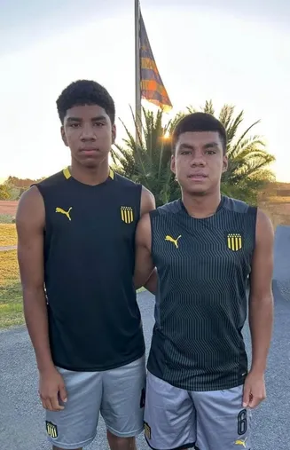 Carlos (izquierda) y Cristian (derecha) Esnal, luciendo los colores de Peñarol. (
