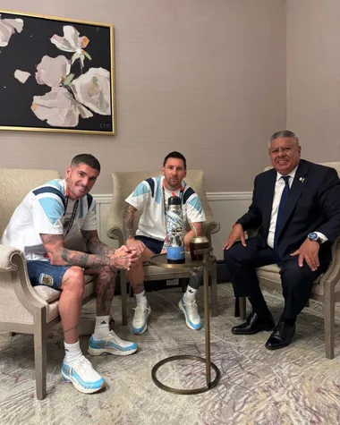 Chiqui Tapia, presidente de la FIFA, con Messi y De Paul. (Instagram)