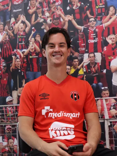 Añor ya luce los colores de la Liga. (Alajuelense) 