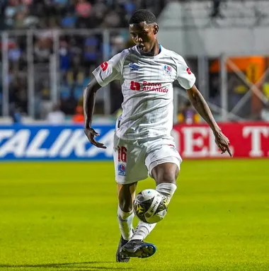 Julián Martínez con la camisa de Olimpia. (