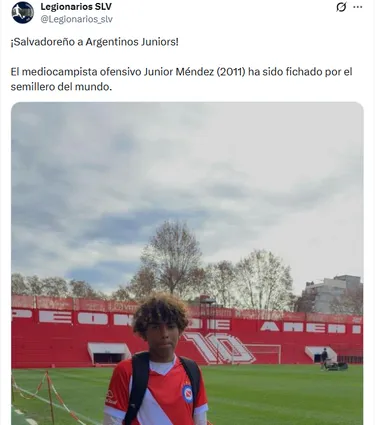 Méndez posa en el Estadio Diego Armando Maradona.