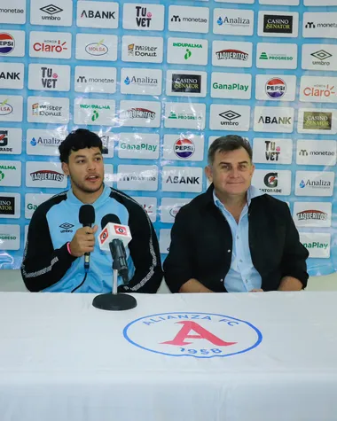 Castillo en la presentación junto al presidente Sibrián.