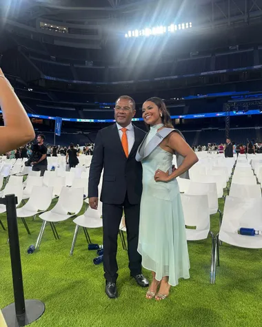 Paola García se graduó en el estadio Santiago Bernabéu