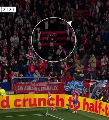 La bandera de Alajuelense en pleno partido de Champions League.