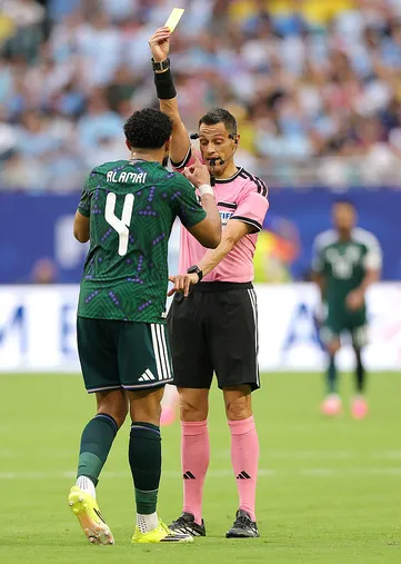 Abdulelah Al-Amri protestando su amonestación en el debut de Arabia Saudita ante Uruguay (Getty Images).