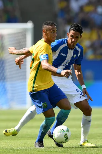 Agosto 17 de 2016: Allans Vargas marca a Neymar Jr. en la semifinal de los Juegos Olímpicos de Río 2016.(