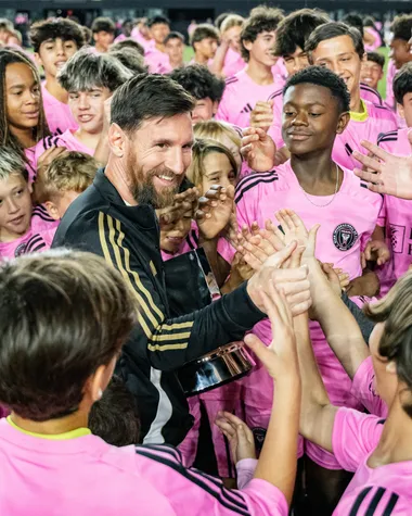 Messi junto a los jóvenes del Inter Miami. (
