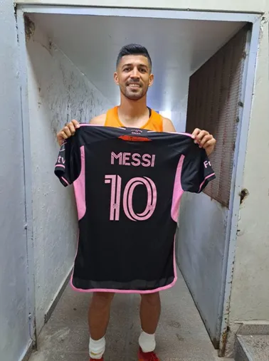 El delantero del Sukhothai FC de Tailandia posó feliz con la camiseta de Messi. (