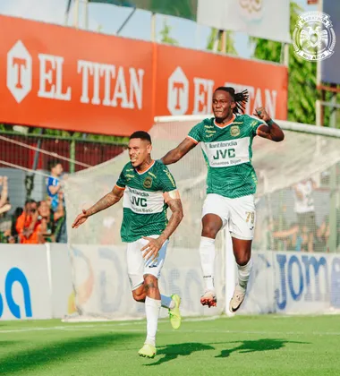 Rubilio Castillo celebrando una anotación con Henry Figueroa