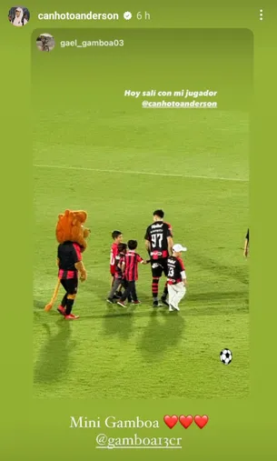 El "mini Gamboa" entró de la mano con su ídolo Anderson Canhoto. (Instagram)